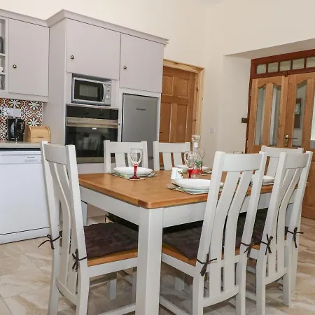 בית נופש Granny's Cottage,