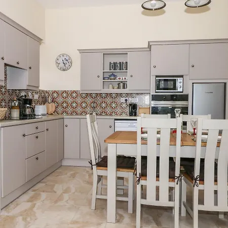 בית נופש Granny's Cottage, Tulla